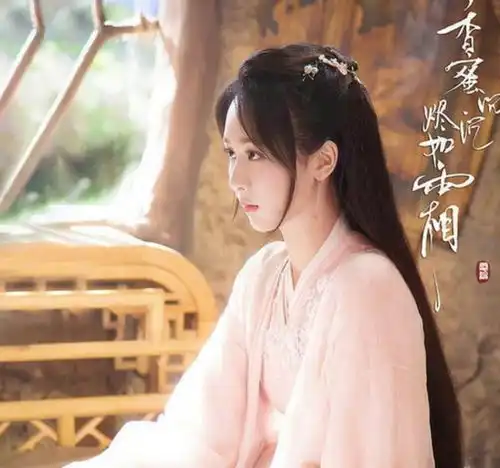 杨紫青簪行路透曝光,古装造型飘逸,粉色长裙身姿轻盈
