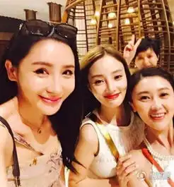 李小璐蹲在街头为女儿系鞋带
