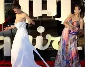 那些赚眼球出丑的女星,景珂摔出吸奶器,李菲儿露出垫子
