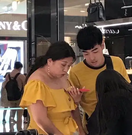 如何看待美妆博主二霖霖的p图
