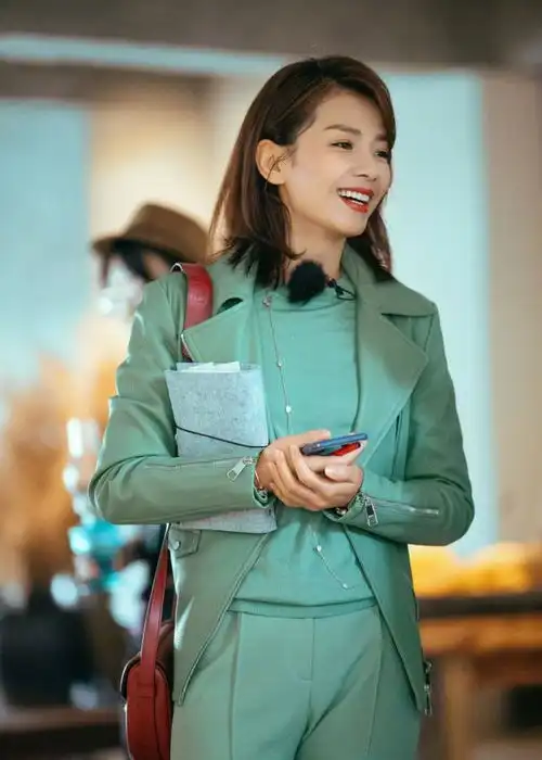 杨幂清爽蓝针织衫配短裙,辣妈的少女感搭配,秒杀一片男粉
