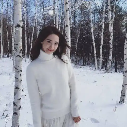 看林允李小璐倪妮的街拍,原来留住18岁少女感的秘密是.....
