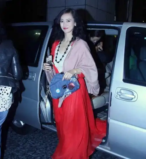 翁虹才是真浪姐,10年前走红毯照片曝光,和董洁同框像同龄人
