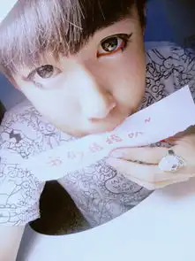 求几张一定能通过qq游戏照片秀的带字的男生图片
