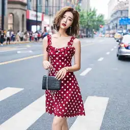 性感女神养成,吊带裙微露小性感
