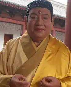 天生佛祖相貌,因长得太像佛祖受人跪拜,拍戏时实在太尴尬了
