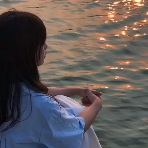 一眼就爱上的女生头像其实我动心了但赶路要紧我没有说.

