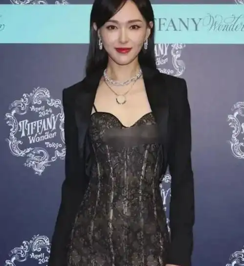 40岁唐嫣亮相东京,一身高定气场十足,生图皮肤状态却引发热议
