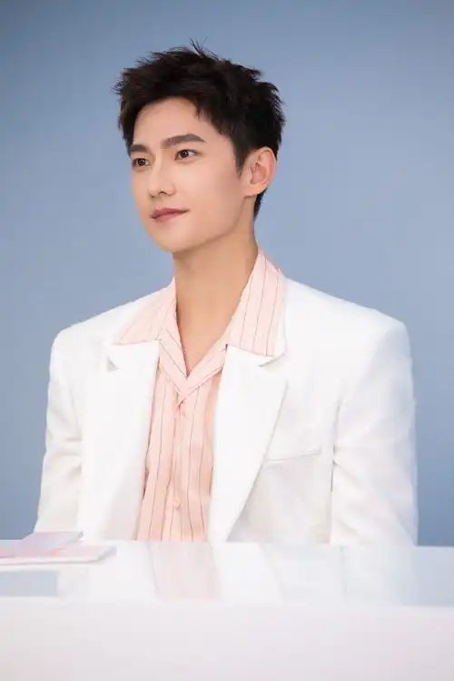 组图不够看杨洋黑白上妆大片曝光粉丝嗷嗷求彩色版
