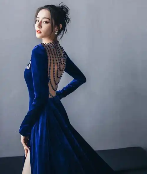 优雅不失温度,丝绒连衣裙是骨子里的风情万种
