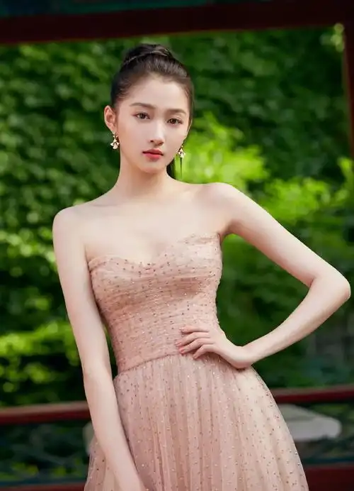 婀娜多姿风情万种的关晓彤
