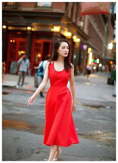 美女明星李沁身着红色长裙娇俏清丽明媚动人写真
