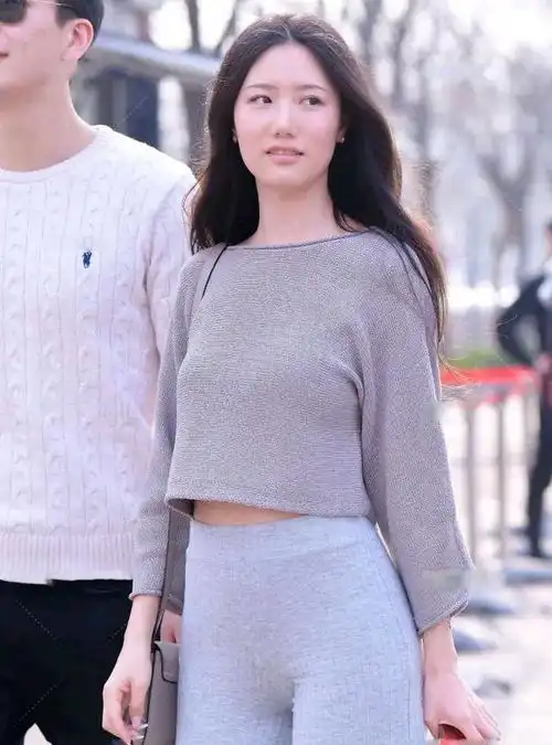 现在不流行花花绿绿的穿搭了,太俗了,朴素的穿搭越来越受欢迎了
