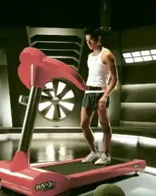 背心短裤晒健硕肌肉郭富城收天价做赛车手
