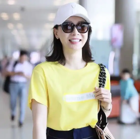 42岁的陈数颜值逆生长黄t搭配纸袋裤风情万种,比小姑娘还嫩
