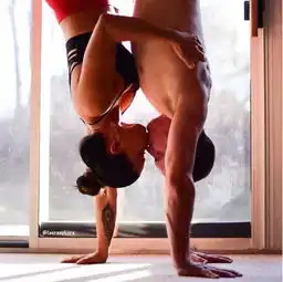 ins上最美瑜伽母女,没想到全家都是瑜伽高手
