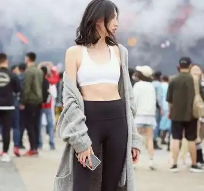 街拍可爱清爽的小姐姐
