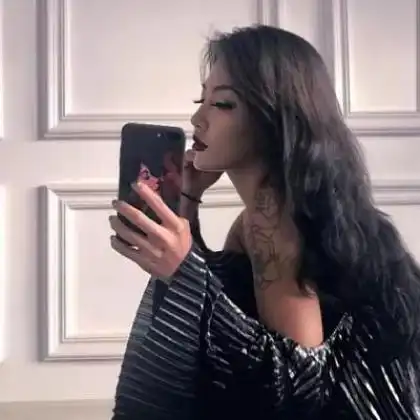 成熟女生qq头像,享受着孤独又渴望快乐的女生
