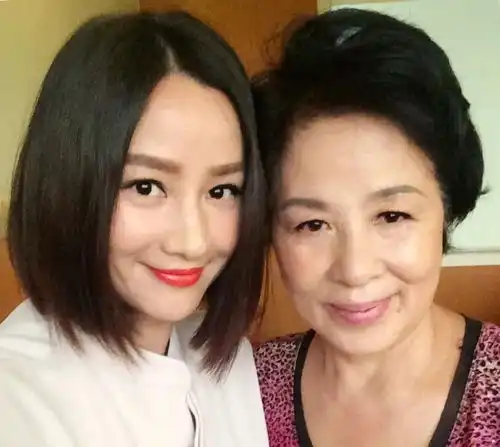 瞿颖母亲离婚后主动为前夫介绍对象,女儿50岁不婚不育成她心病
