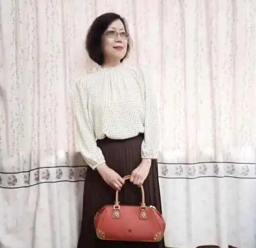 50岁女人不想被喊大妈,出门别戴这几样东西,远离土俗气质
