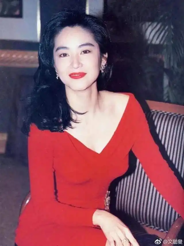 倪妮红裙太撩,一般人扛不了
