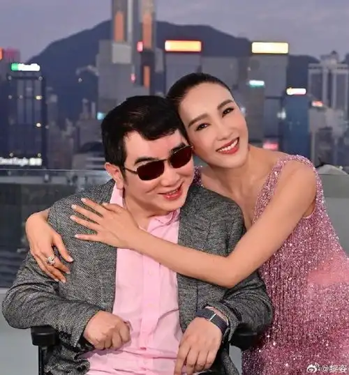 黎姿和家人庆祝53岁生日,三个女儿写了贺卡,瘫痪弟弟坐轮椅现身
