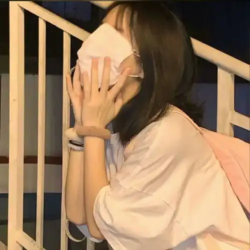 女生头像我眼里有片孤独的海
