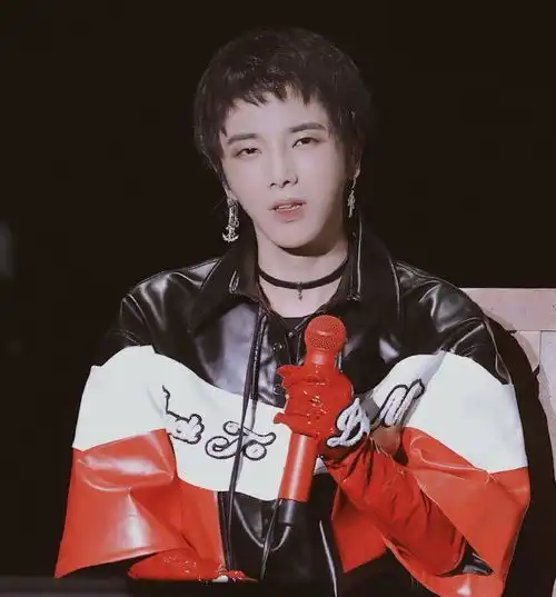 男星的狗啃刘海华晨宇又奶又萌,看到刘昊然不要再自己剪了
