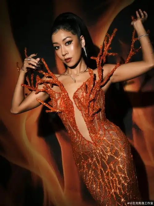 吉克隽逸珊瑚精造型光影间演绎风情万种
