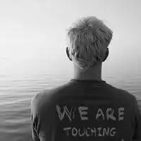 男生背影黑白头像伤感的,远远的望去伤心了
