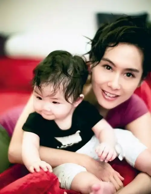 有种遗传叫紫霞仙子,女儿没继承朱茵美貌,跟爸爸却很相似
