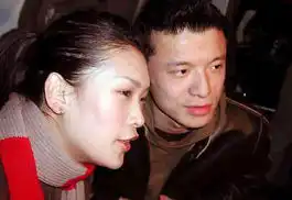 谢晖娇妻着比基尼湿衣嬉戏为男人杂志拍摄封面
