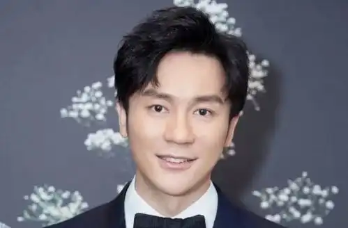 可喜可贺李晨升级做奶爸饭后夫妇甜蜜散步孕肚凸起孕味十足,网友好甜

