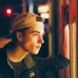 2018欧美男生头像成熟帅气高清图片深埋于黑暗盛放于阳光
