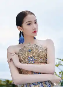 一袭仙女纱裙,衬托出关晓彤的灵气与时尚气质

