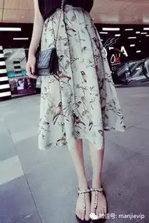 想要做个安静的文艺女子,那么选择纯色百褶裙是不会错的
