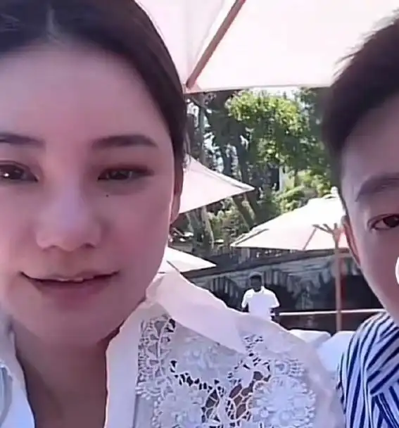 张兰马筱梅十指紧扣,婆媳玩贴脸感情好,小梅主动和婆婆比心
