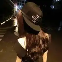 反戴帽子背影女生头像微信头像图片大全
