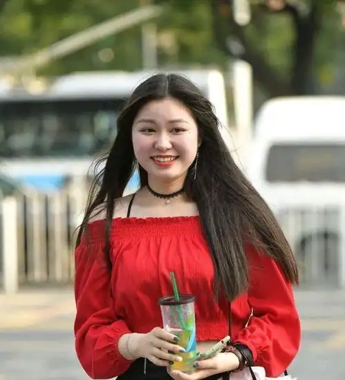 一条充满热情的深沉打底裤,女人味儿十足,微笑迷人
