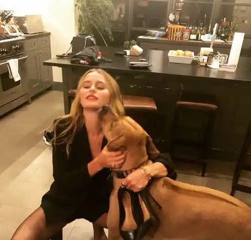 拒绝雄鹿队最美千金示爱,字母哥为何会选择平凡的实习生玛丽亚
