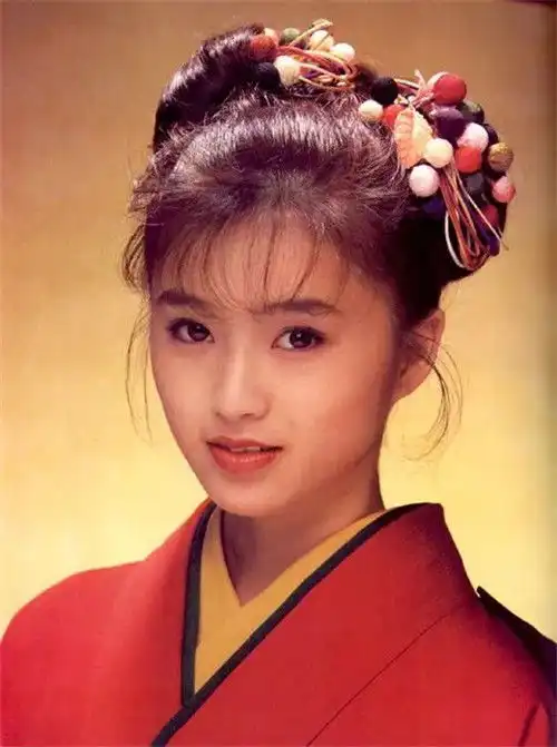 酒井法子昔日风情万种的日本女神,如今为何沦为网络乞丐
