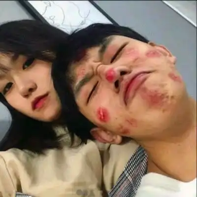 超腻歪情侣头像不是所有牛奶都叫特仑苏,不是所有人我都叫他猪
