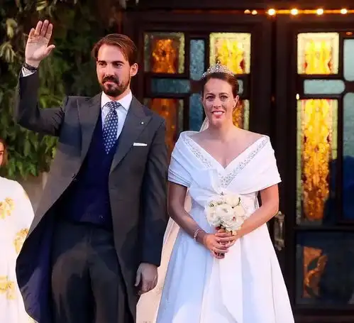 英国新王查尔斯三世继位,为何英国保留王室给不起2000亿分手费
