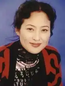 罗子君妈妈一把年纪还能花式撩人,她才是上海滩第一时尚博主
