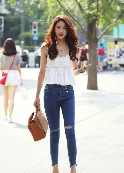 时尚街拍美女修身风格牛仔裤装扮,混搭个性又耐看
