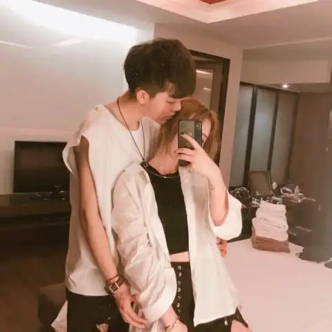 情侣头像真人一人一半接吻情侣双人两张吻快手专用尺寸图片
