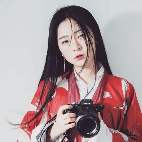 30岁美女摄影师辞职环球旅行,靠穿汉服在国外爆火中国女孩都这么美吗
