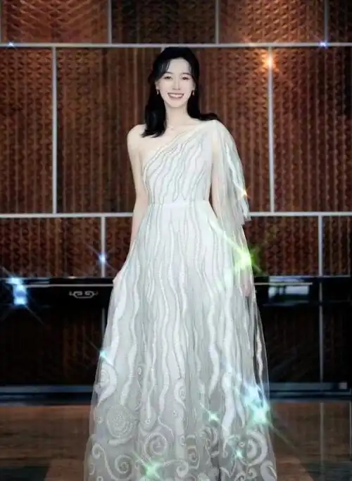30岁的击剑女神孙一文超模变装绝绝子,父亲引领体育路
