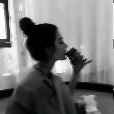 悲伤的头像女生头像难过悲伤的图片

