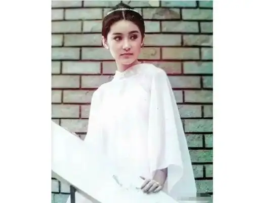 70年代,20岁林青霞站在楼梯上的照片,头戴皇冠一袭白衣仙气飘飘
